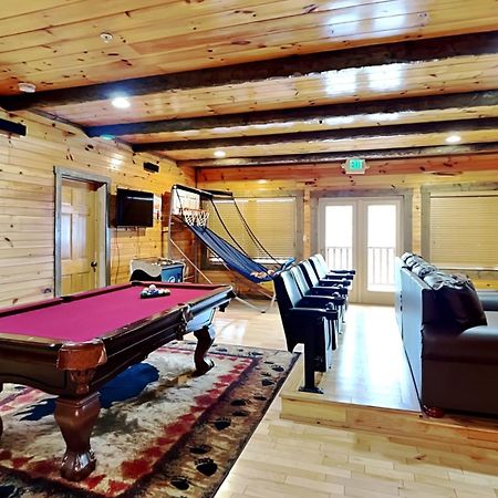 Pine Tree Lodge, 8 Bedrooms, Pool Table, Theater, Hot Tub, WiFi, Sleeps 38 Gatlinburg Buitenkant foto