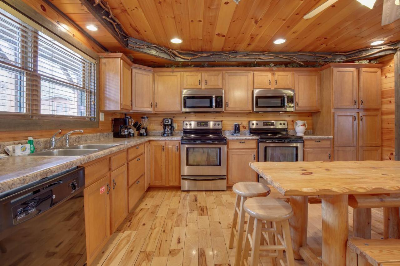 Pine Tree Lodge, 8 Bedrooms, Pool Table, Theater, Hot Tub, WiFi, Sleeps 38 Gatlinburg Buitenkant foto
