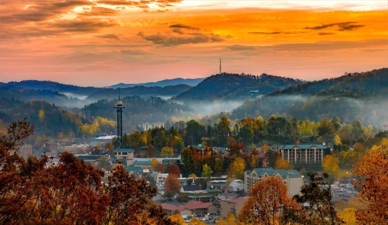 Pine Tree Lodge, 8 Bedrooms, Pool Table, Theater, Hot Tub, WiFi, Sleeps 38 Gatlinburg Buitenkant foto