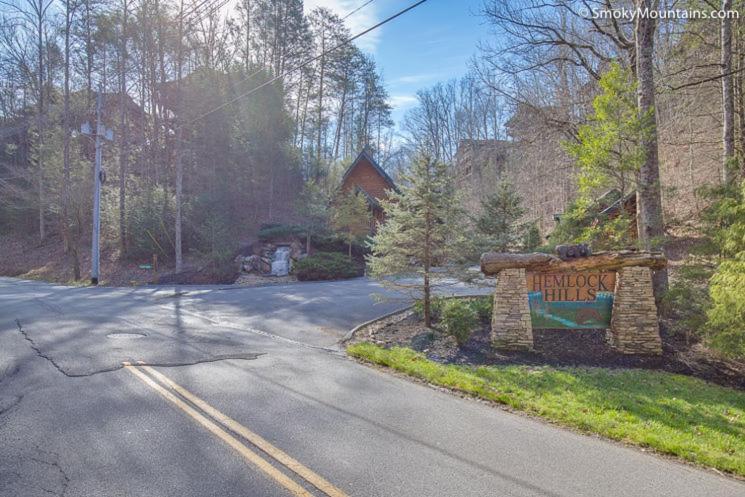 Pine Tree Lodge, 8 Bedrooms, Pool Table, Theater, Hot Tub, WiFi, Sleeps 38 Gatlinburg Buitenkant foto