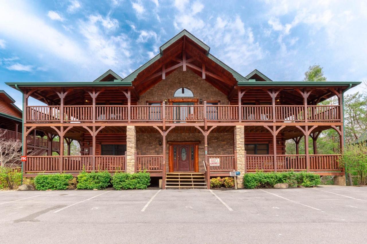 Pine Tree Lodge, 8 Bedrooms, Pool Table, Theater, Hot Tub, WiFi, Sleeps 38 Gatlinburg Buitenkant foto