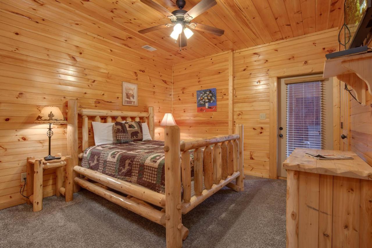Pine Tree Lodge, 8 Bedrooms, Pool Table, Theater, Hot Tub, WiFi, Sleeps 38 Gatlinburg Buitenkant foto