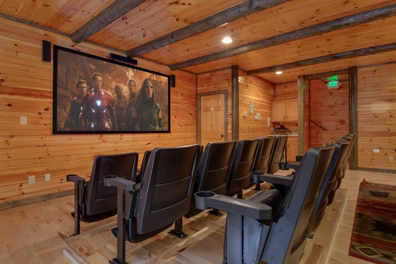 Pine Tree Lodge, 8 Bedrooms, Pool Table, Theater, Hot Tub, WiFi, Sleeps 38 Gatlinburg Buitenkant foto