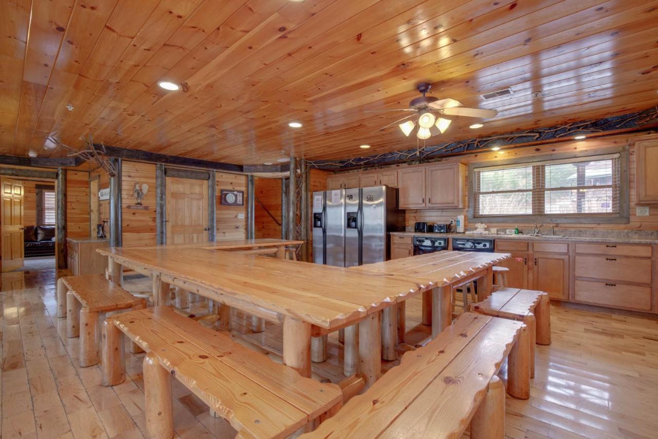 Pine Tree Lodge, 8 Bedrooms, Pool Table, Theater, Hot Tub, WiFi, Sleeps 38 Gatlinburg Buitenkant foto