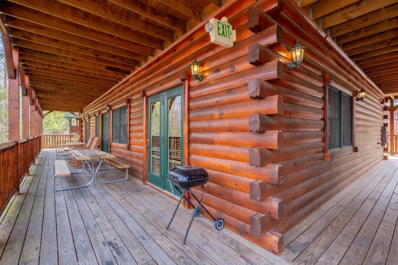 Pine Tree Lodge, 8 Bedrooms, Pool Table, Theater, Hot Tub, WiFi, Sleeps 38 Gatlinburg Buitenkant foto