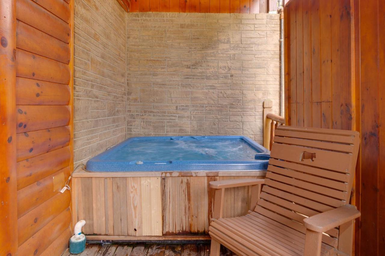 Pine Tree Lodge, 8 Bedrooms, Pool Table, Theater, Hot Tub, WiFi, Sleeps 38 Gatlinburg Buitenkant foto