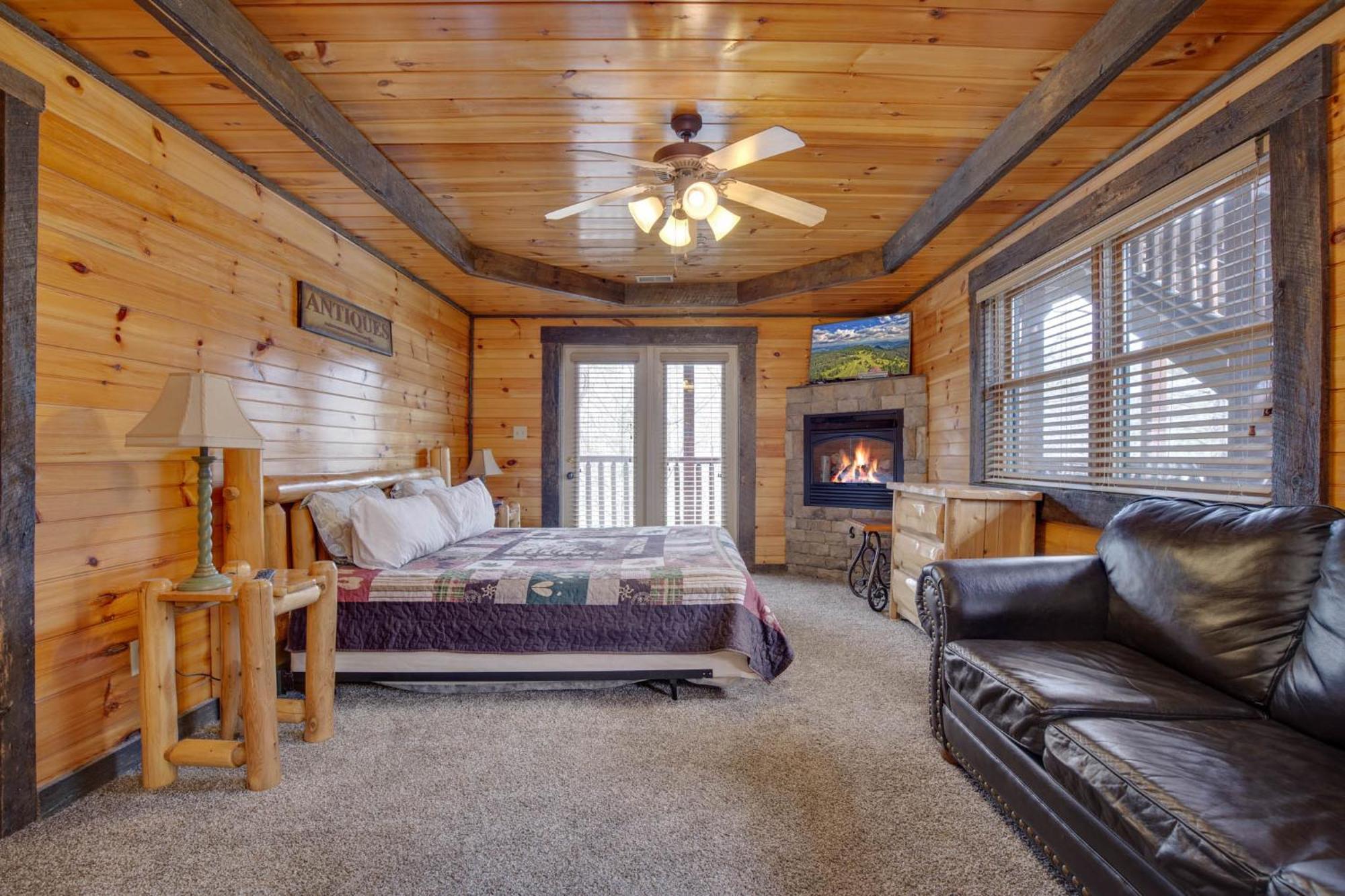 Pine Tree Lodge, 8 Bedrooms, Pool Table, Theater, Hot Tub, WiFi, Sleeps 38 Gatlinburg Buitenkant foto