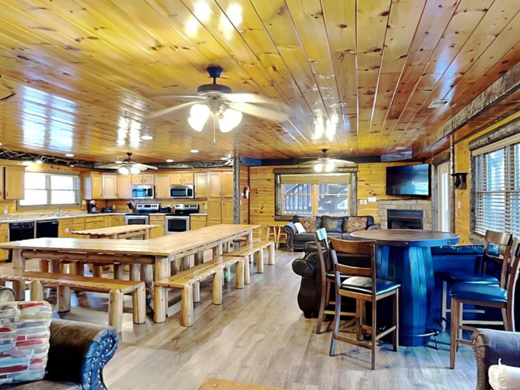 Pine Tree Lodge, 8 Bedrooms, Pool Table, Theater, Hot Tub, WiFi, Sleeps 38 Gatlinburg Buitenkant foto