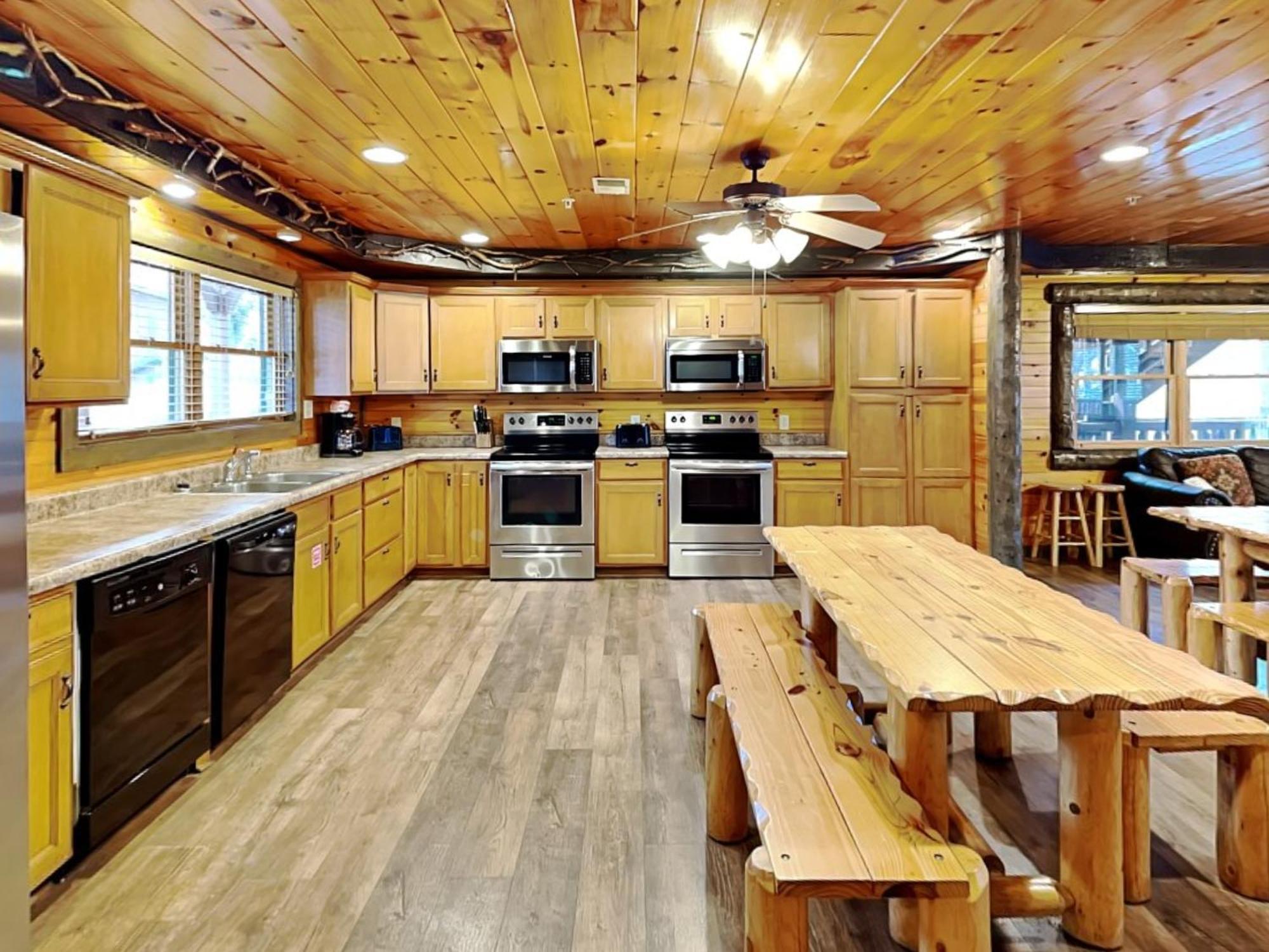 Pine Tree Lodge, 8 Bedrooms, Pool Table, Theater, Hot Tub, WiFi, Sleeps 38 Gatlinburg Buitenkant foto