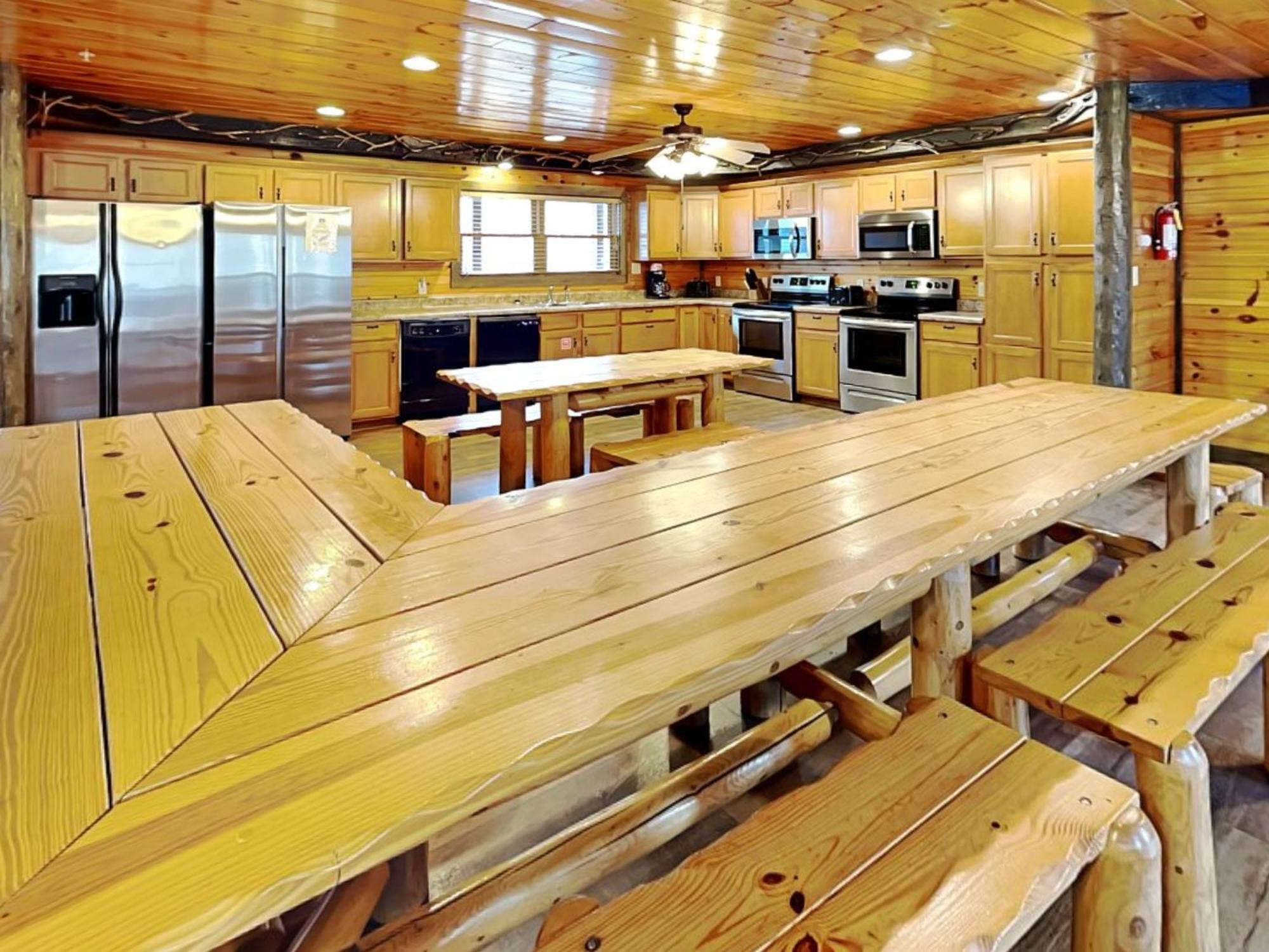 Pine Tree Lodge, 8 Bedrooms, Pool Table, Theater, Hot Tub, WiFi, Sleeps 38 Gatlinburg Buitenkant foto