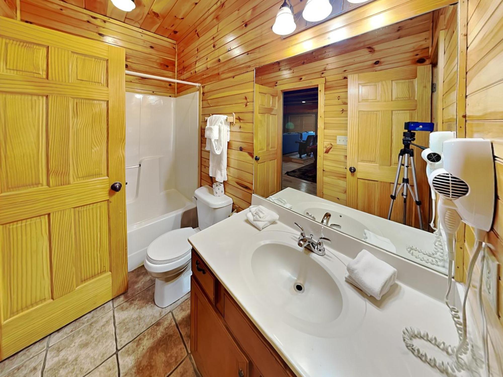 Pine Tree Lodge, 8 Bedrooms, Pool Table, Theater, Hot Tub, WiFi, Sleeps 38 Gatlinburg Buitenkant foto